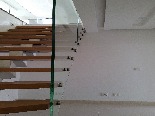 Sichere Balkon - und Treppengeländer sowie Brüstungen Punktgehalten oder in Profilen. 